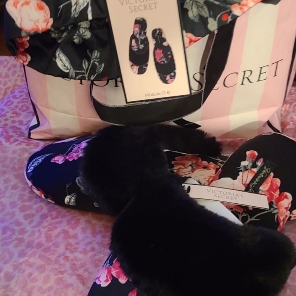 VICTORIA'S SECRET SLIPPERS